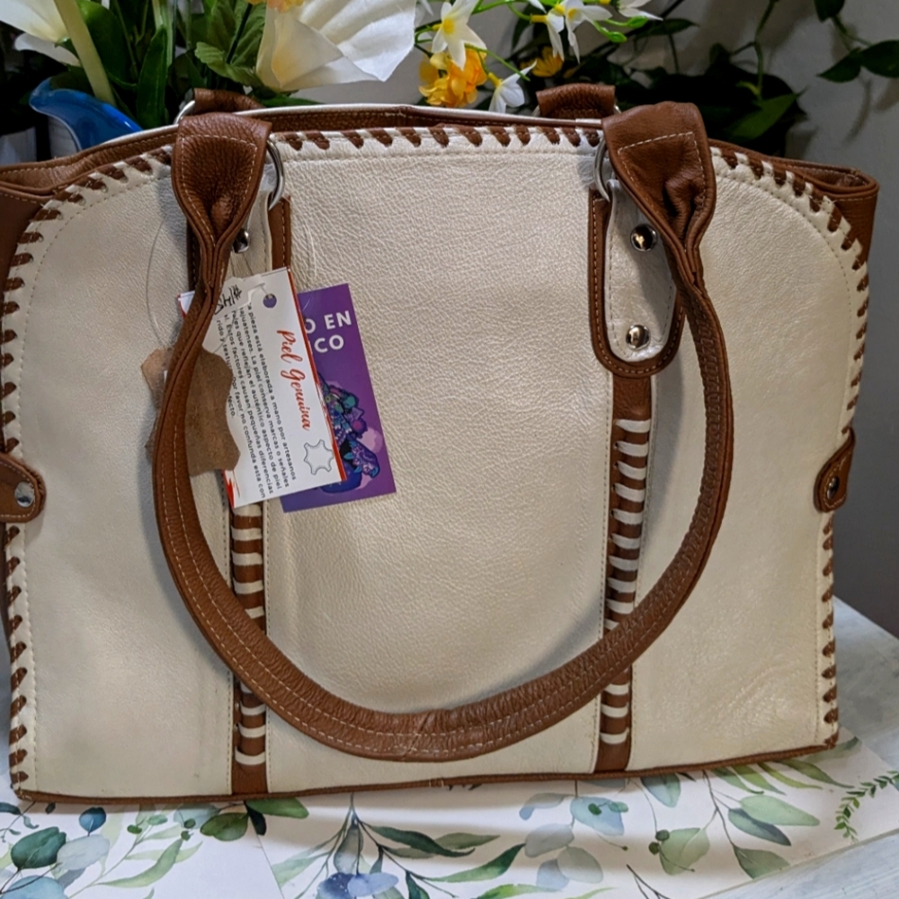 💲💲 Liquidation !Elegant Cream and Brown Tote Bag 💯  Lether .